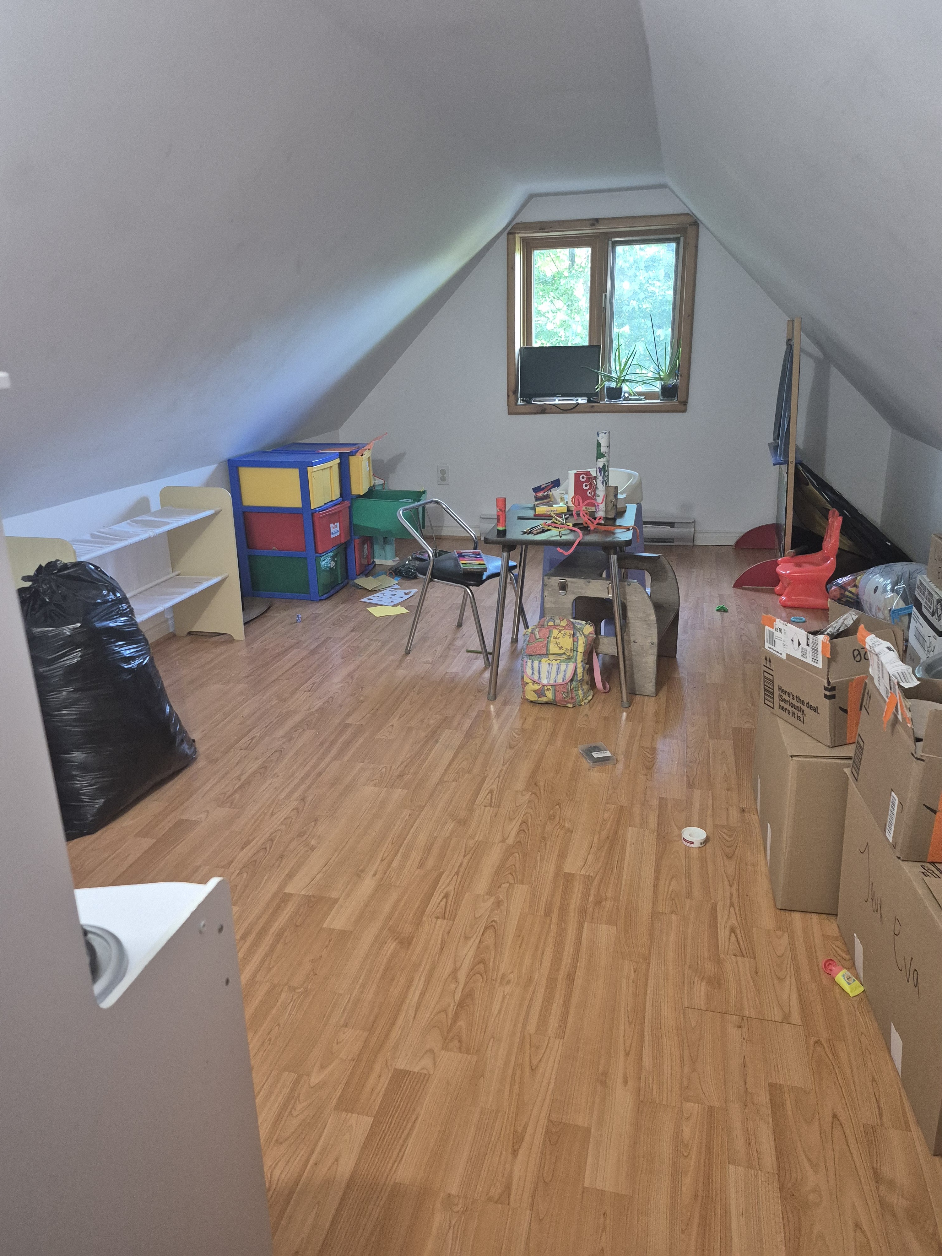 Salle de jeux — grenier avant la transformation